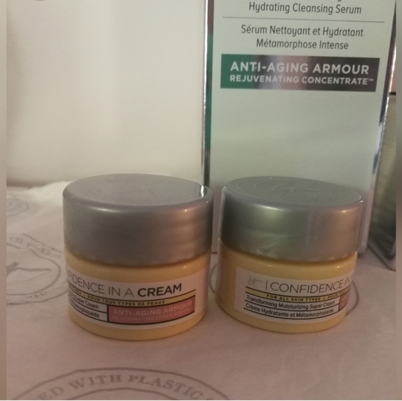 NIB It Cosmetics Confidence + Confidence in a Compact Bundle - Picture 4 of 8